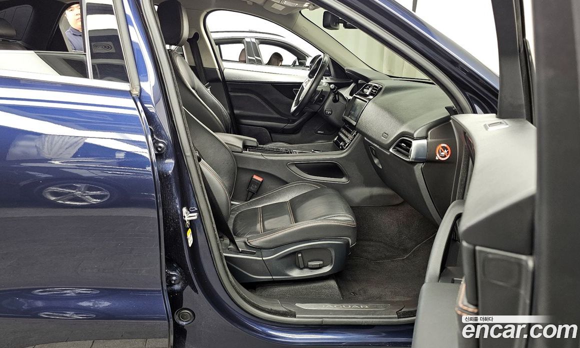 Jaguar F-PACE фото 11