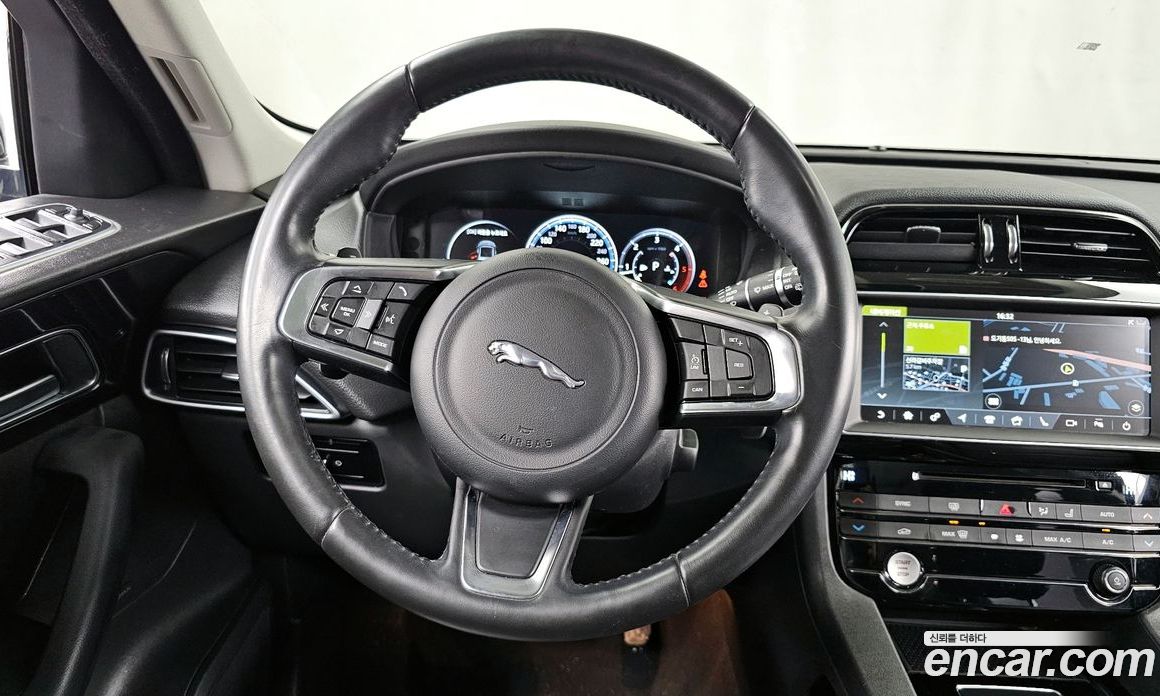 Jaguar F-PACE фото 13
