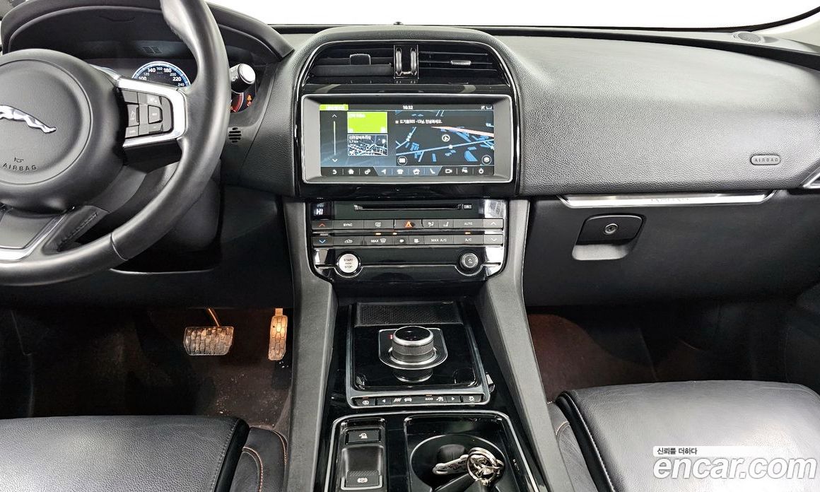 Jaguar F-PACE фото 14