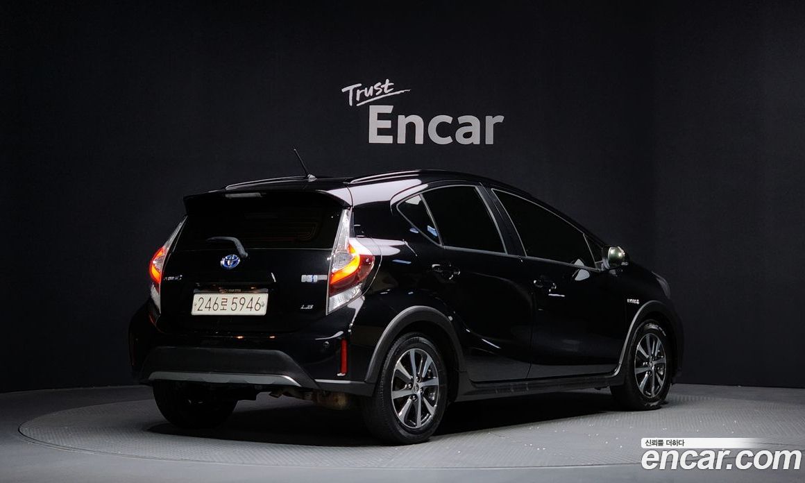 Toyota Prius C фото 2