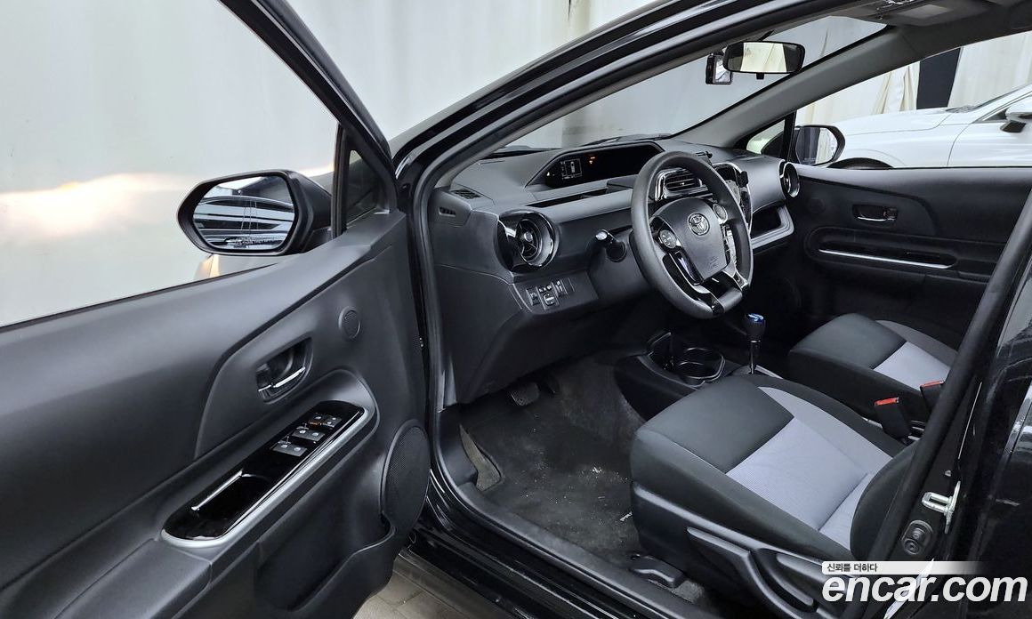 Toyota Prius C фото 10