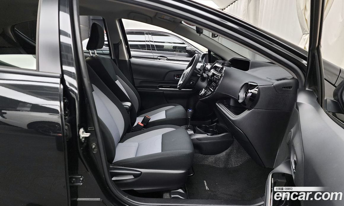 Toyota Prius C фото 11