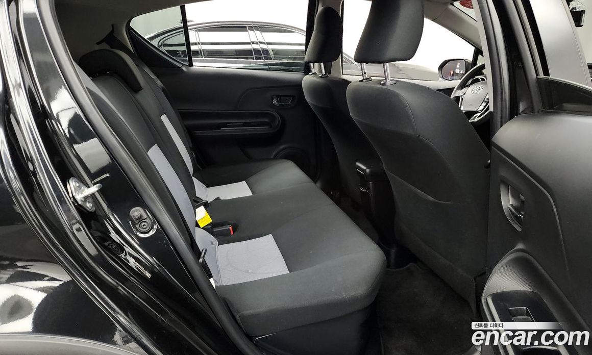 Toyota Prius C фото 12