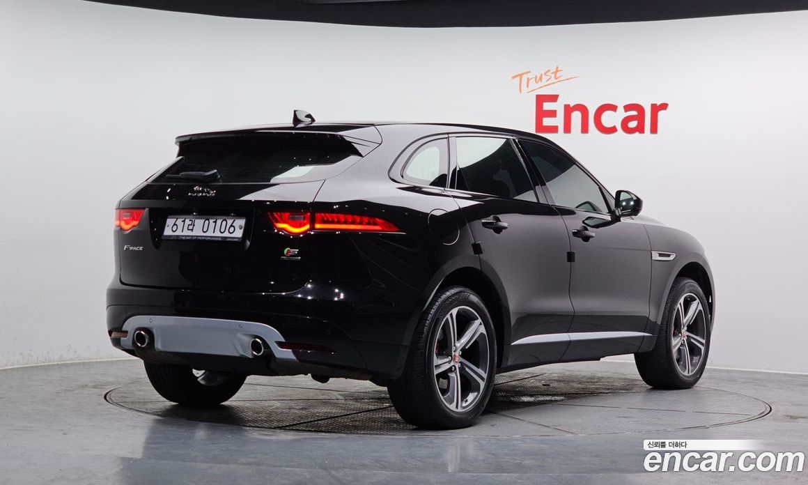 Jaguar F-PACE фото 2