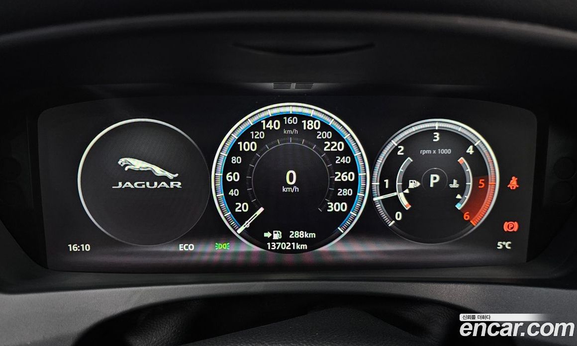 Jaguar F-PACE фото 8