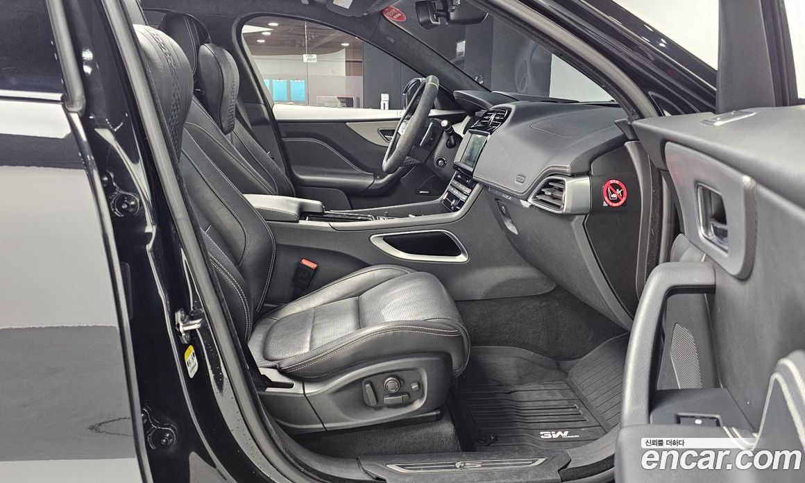 Jaguar F-PACE фото 10