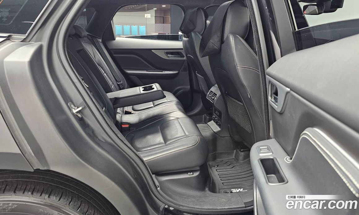 Jaguar F-PACE фото 12