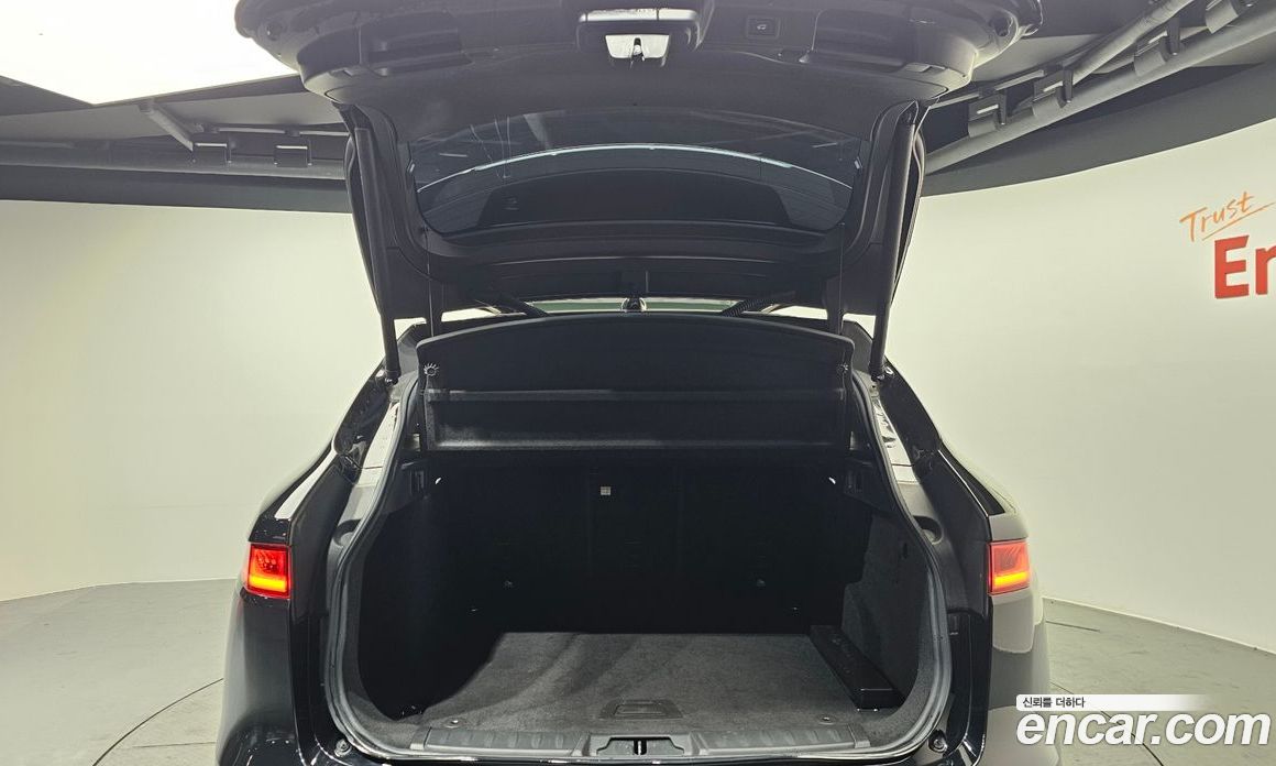 Jaguar F-PACE фото 20