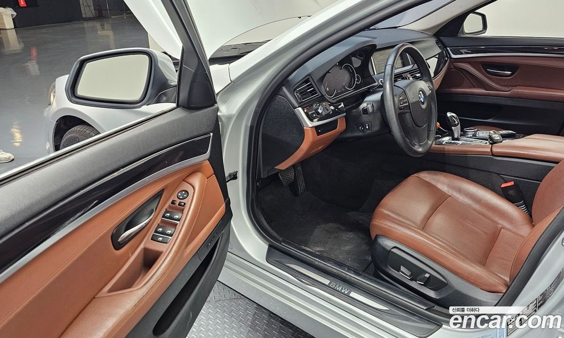BMW 5-Series (F10) фото 11