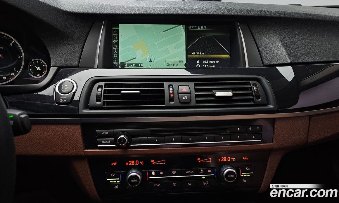 BMW 5-Series (F10) фото 14