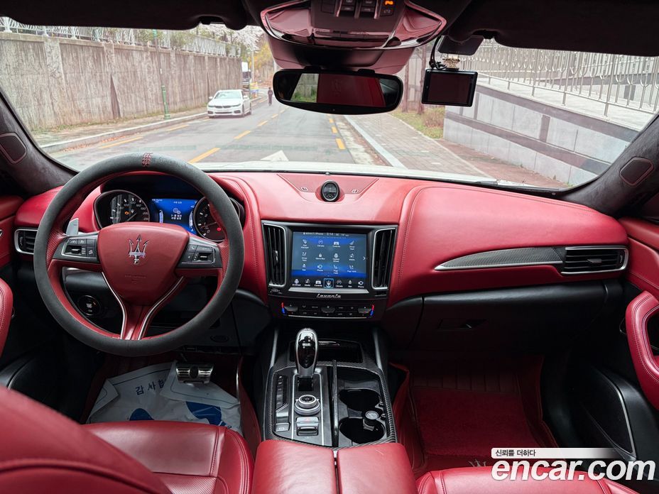Maserati Levante фото 6