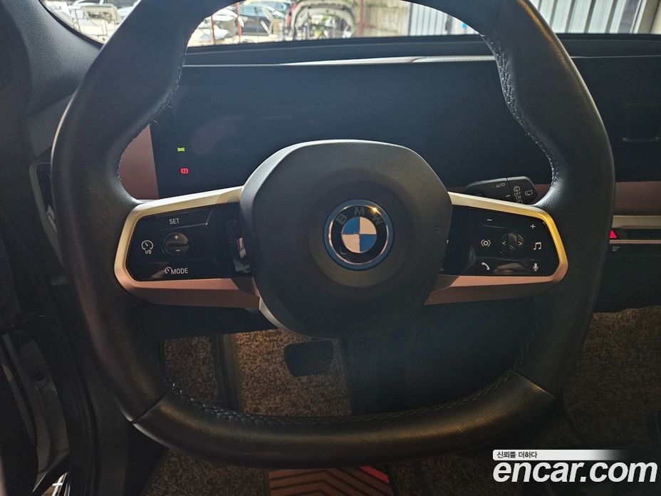 BMW iX фото 7
