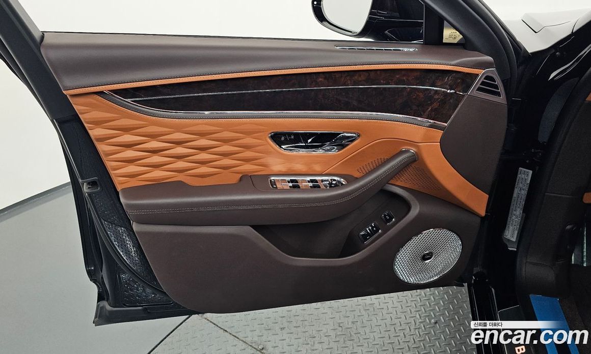 Bentley Flying Spur 3rd Gen фото 24