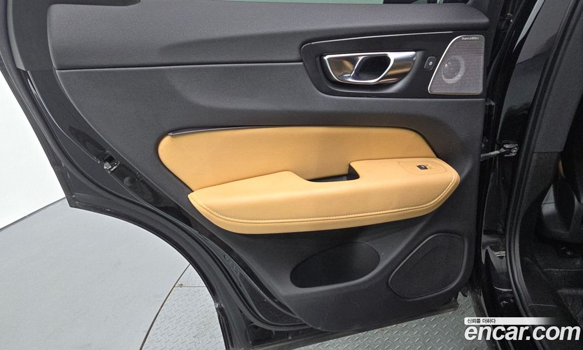 Volvo XC60 2nd Gen фото 25