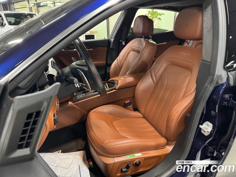 Maserati Quattroporte фото 7
