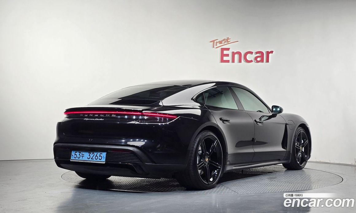 Porsche Taycan фото 2