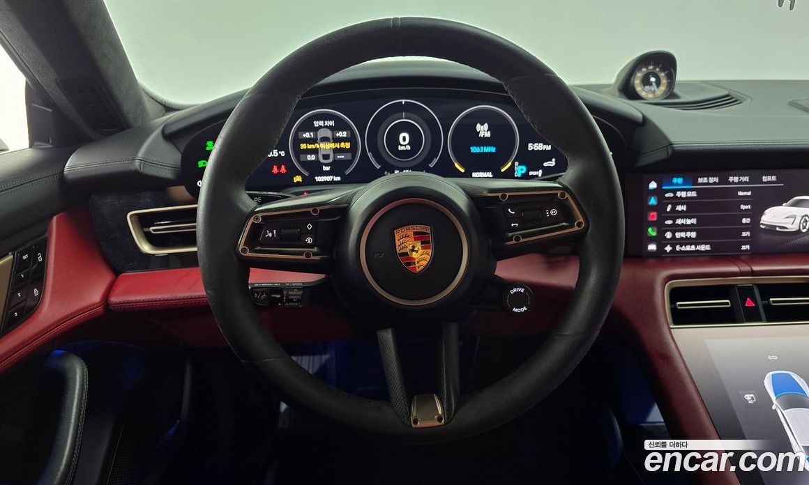 Porsche Taycan фото 12