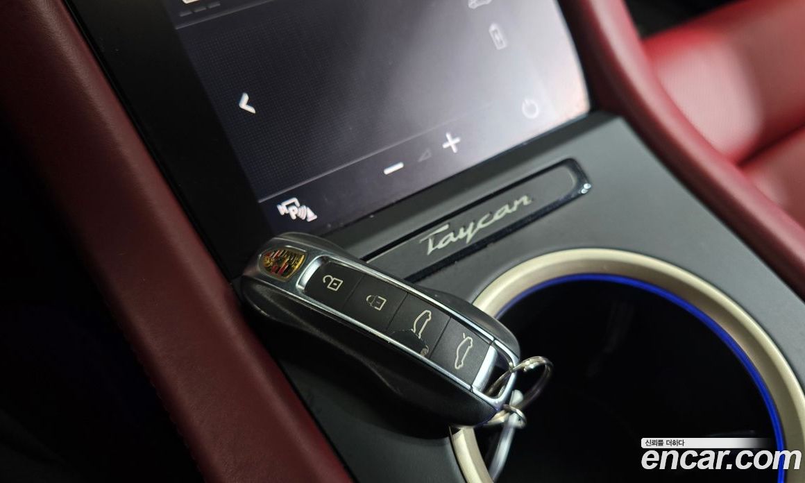 Porsche Taycan фото 16