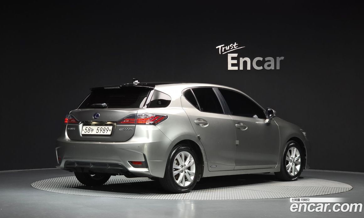 Lexus CT200h фото 2