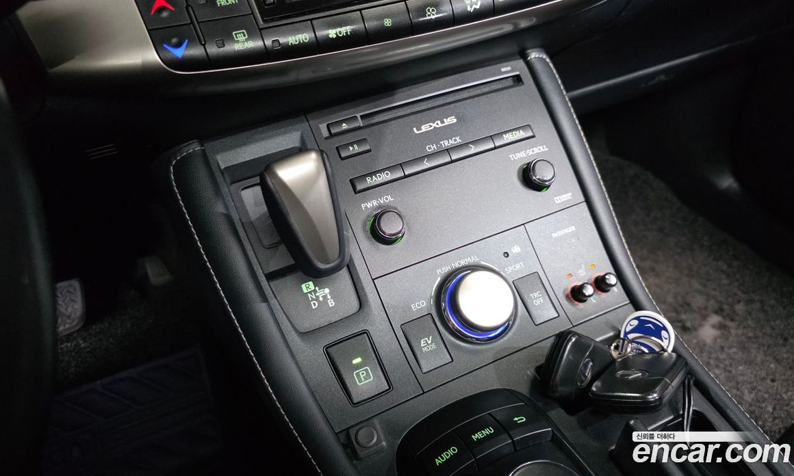 Lexus CT200h фото 9