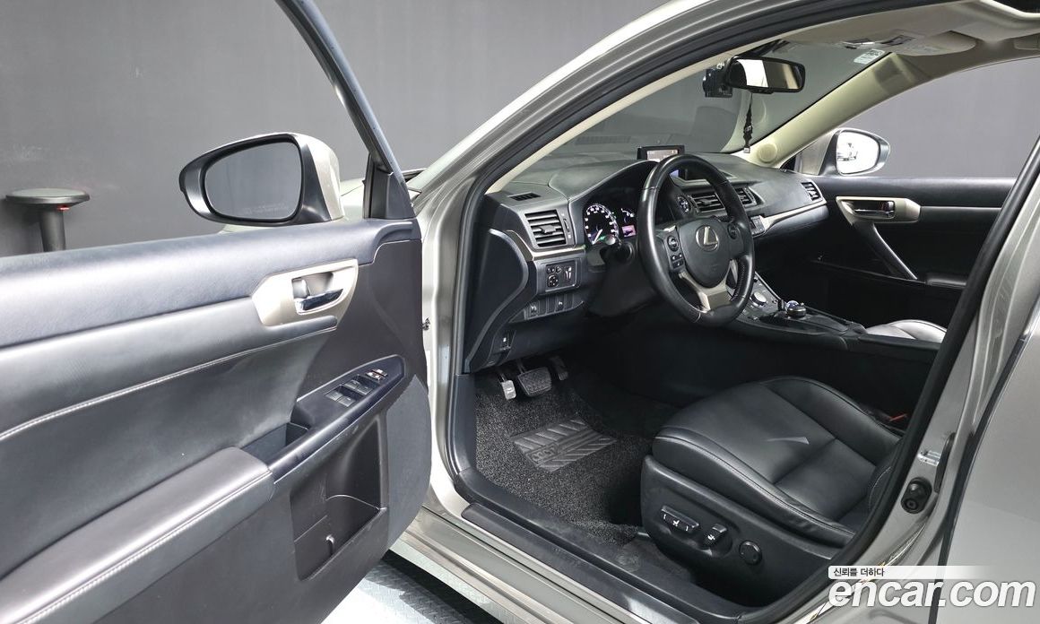 Lexus CT200h фото 10
