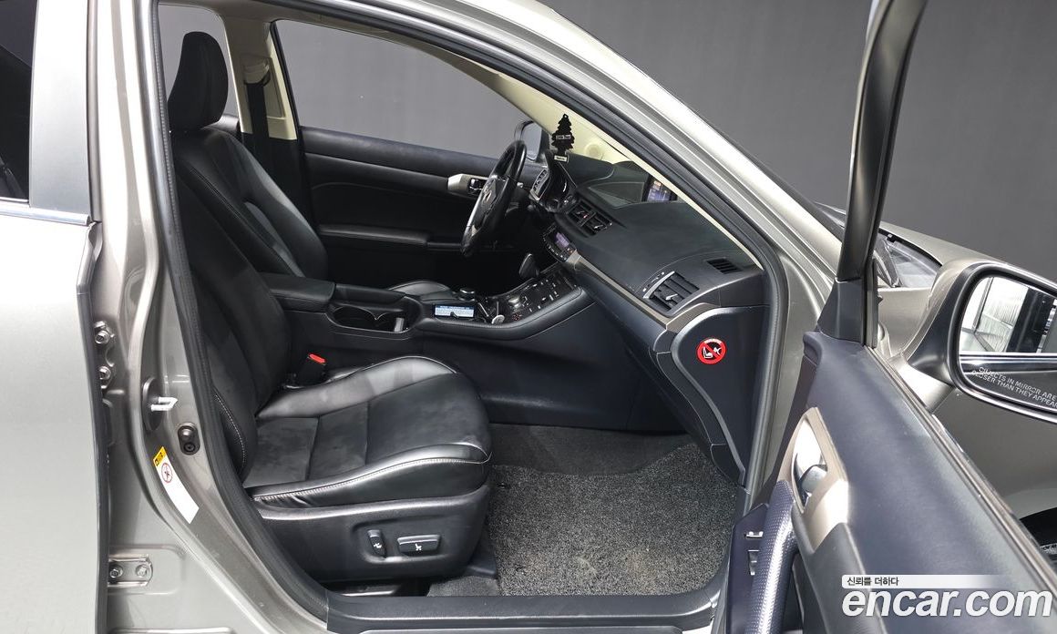 Lexus CT200h фото 11