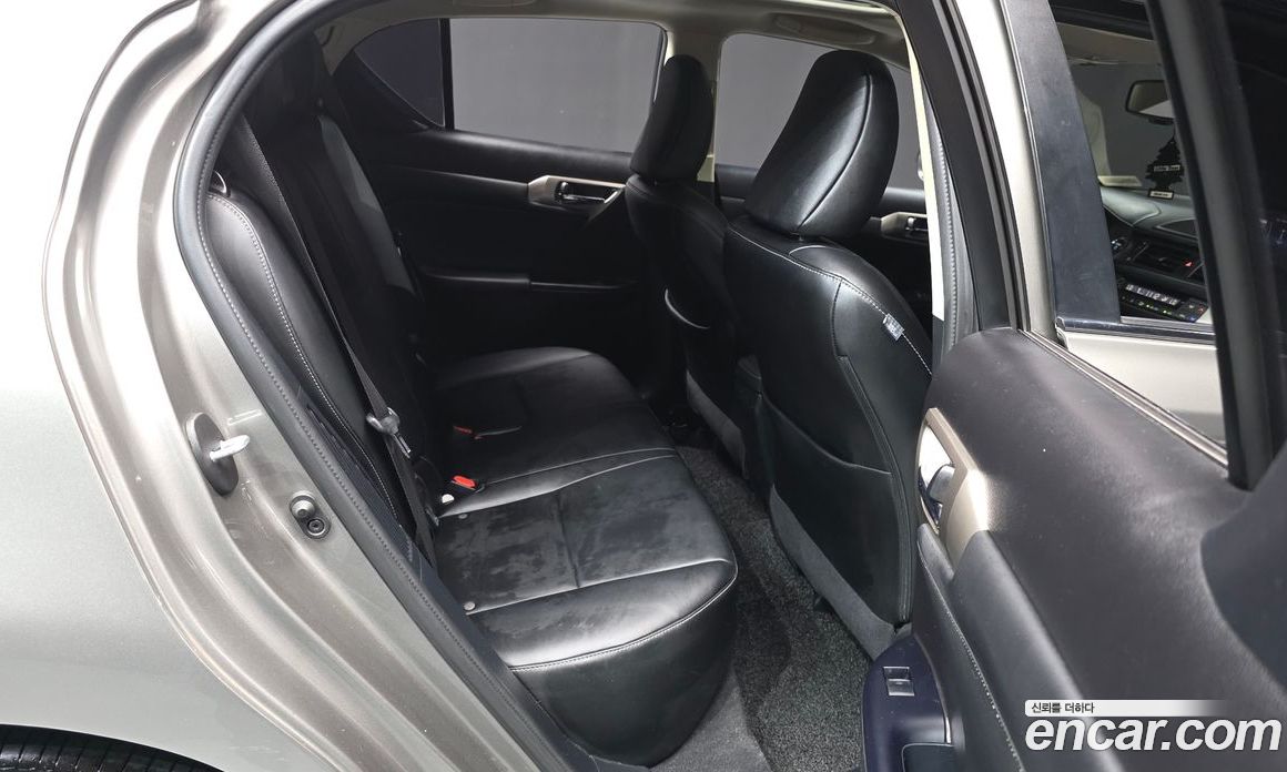 Lexus CT200h фото 12