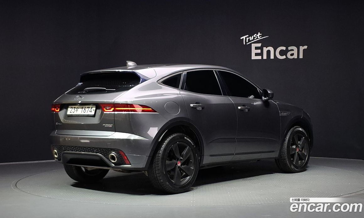 Jaguar E-PACE фото 2