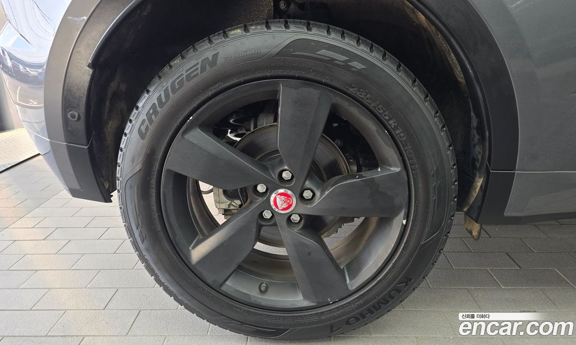 Jaguar E-PACE фото 5