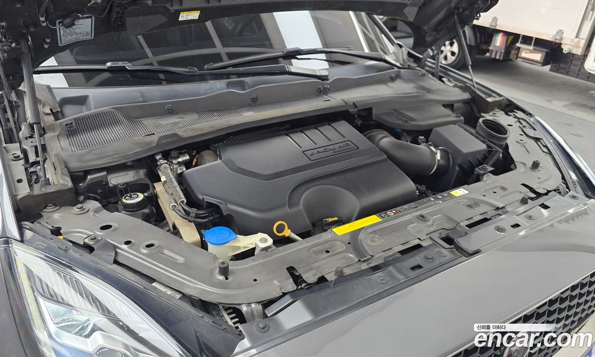 Jaguar E-PACE фото 6