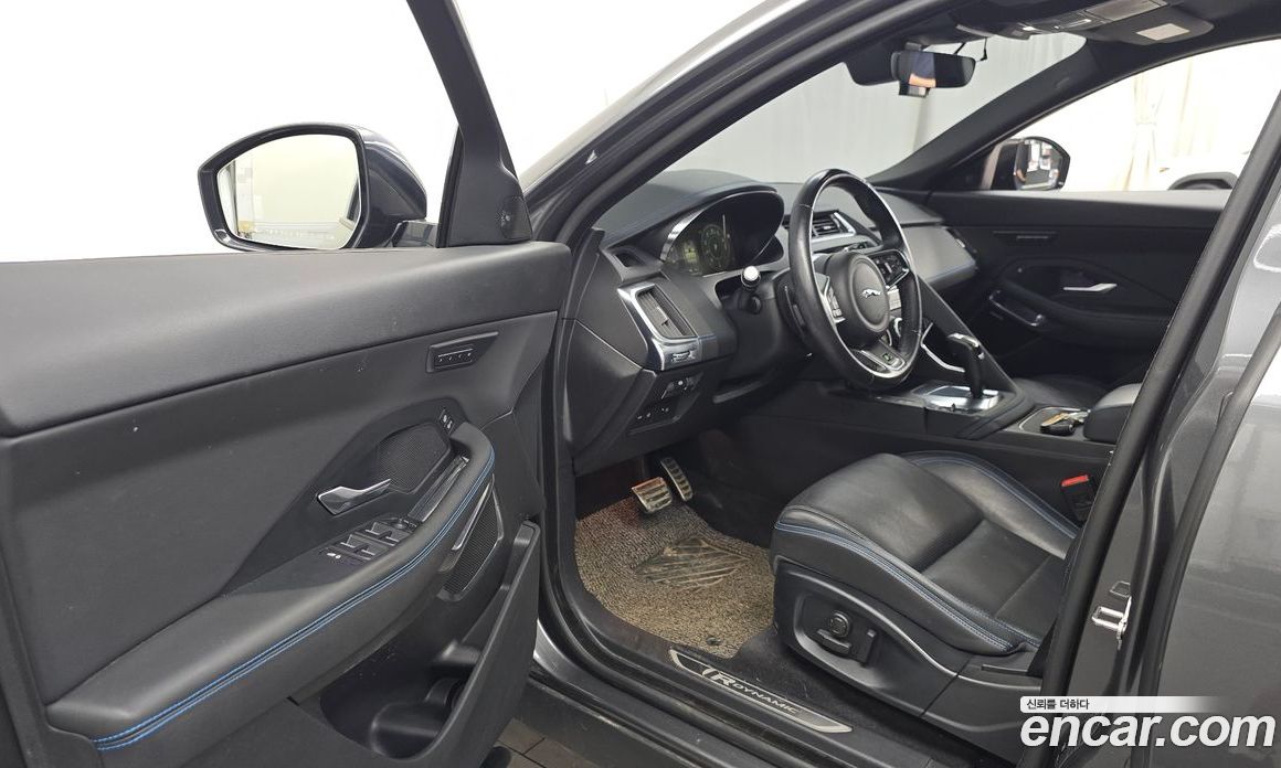 Jaguar E-PACE фото 10
