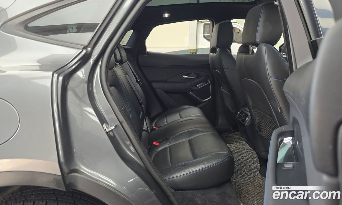 Jaguar E-PACE фото 11