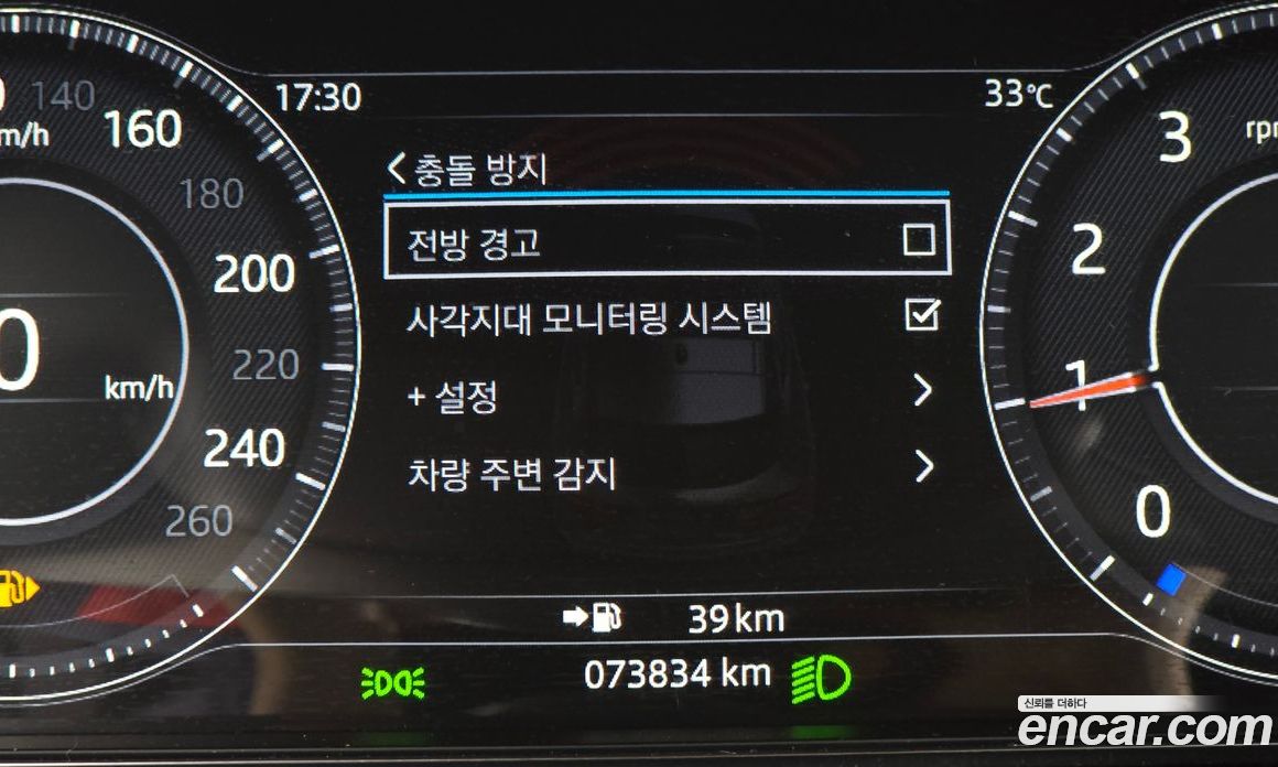 Jaguar E-PACE фото 15