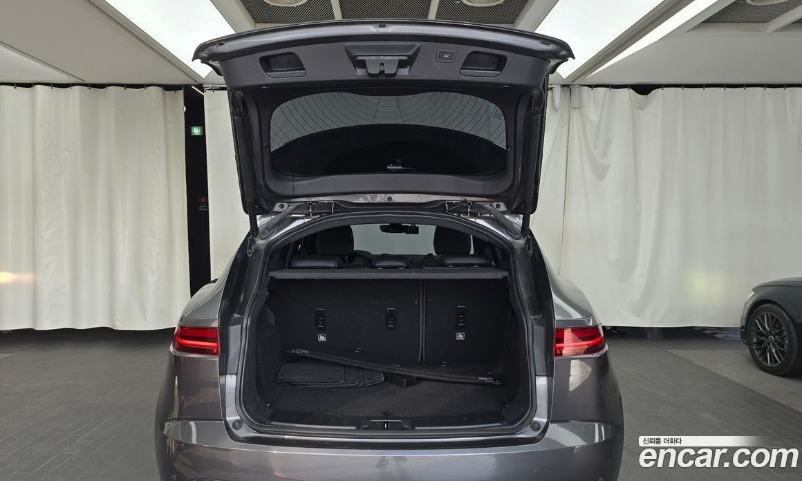 Jaguar E-PACE фото 20