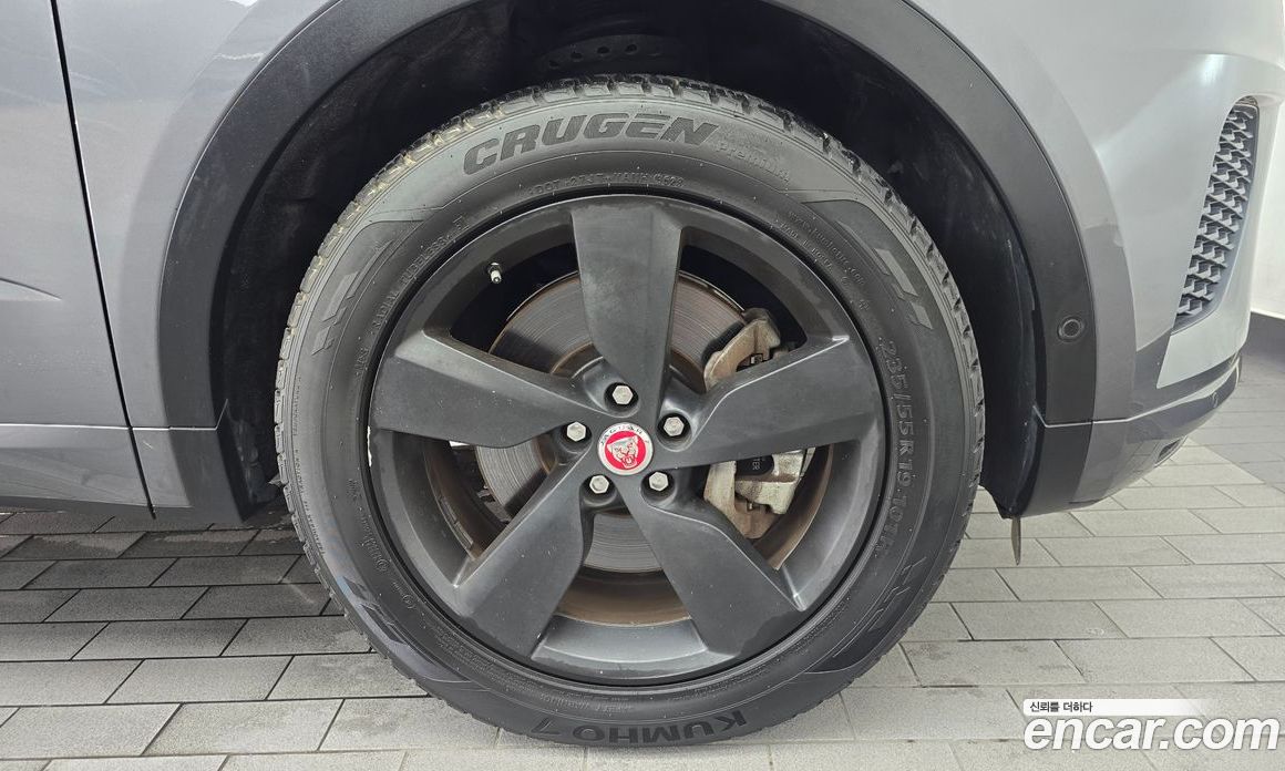 Jaguar E-PACE фото 21