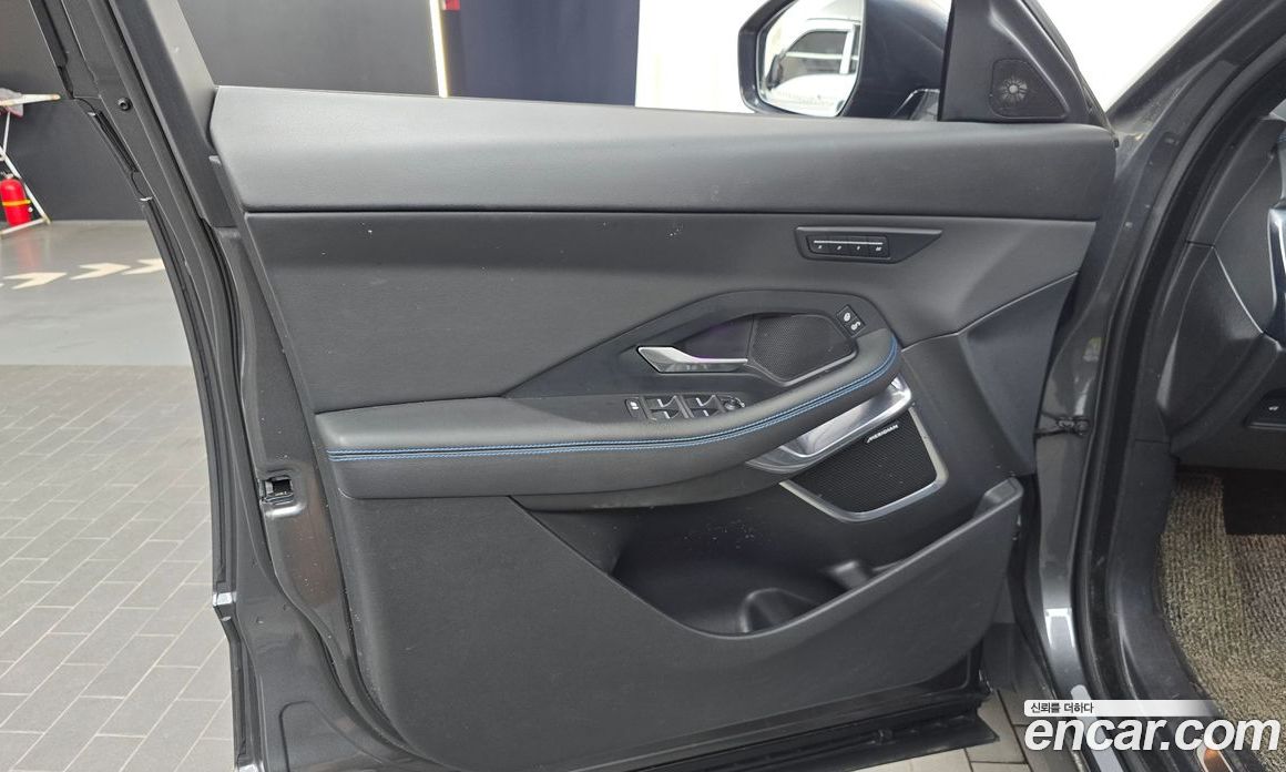 Jaguar E-PACE фото 24