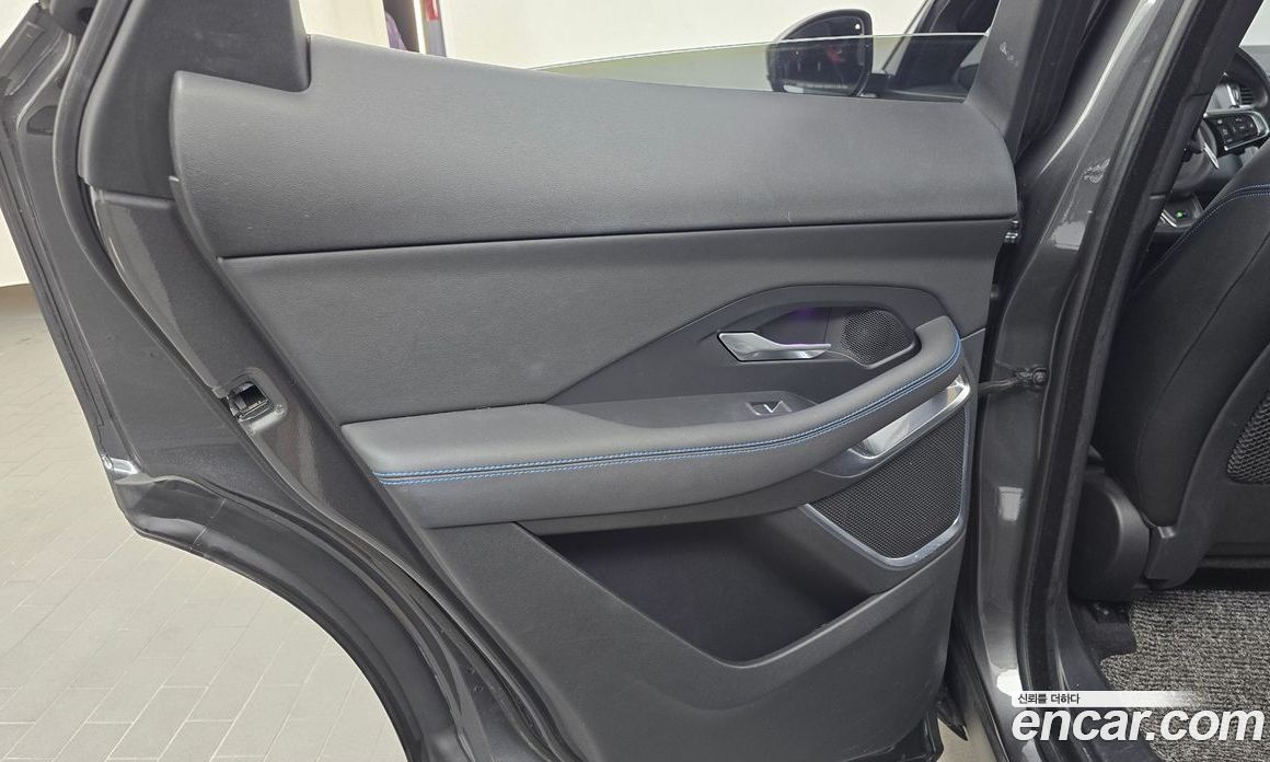 Jaguar E-PACE фото 25