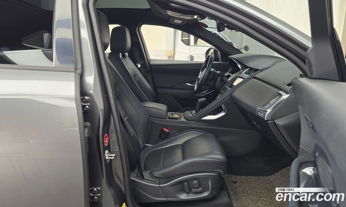 Jaguar E-PACE фото 26