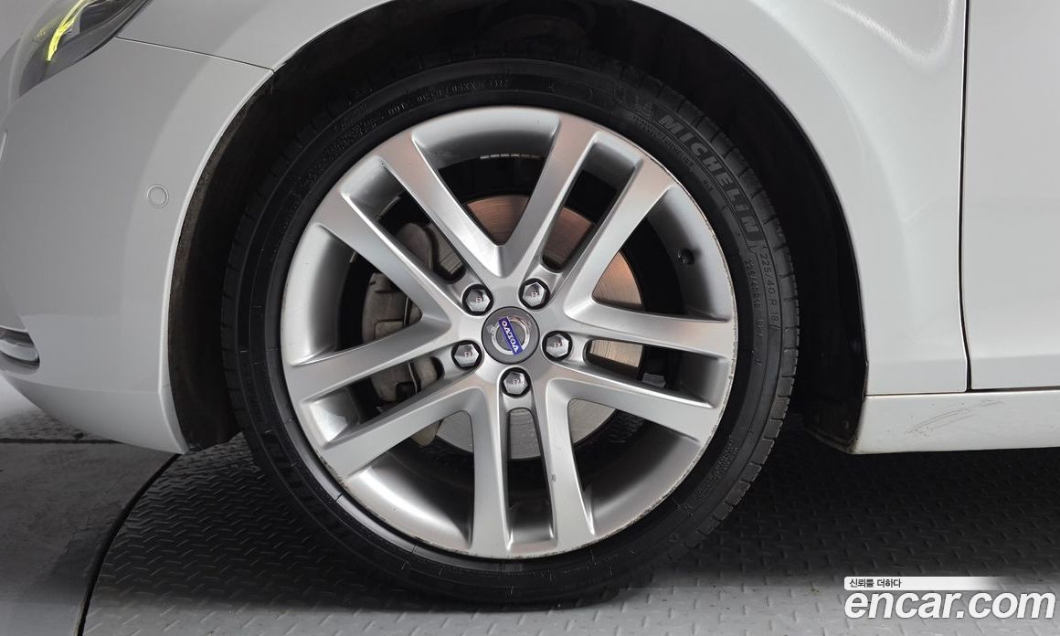 Volvo V40 фото 5