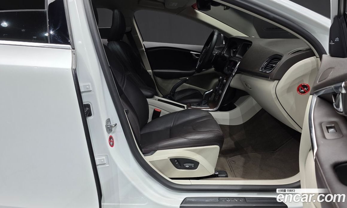 Volvo V40 фото 11