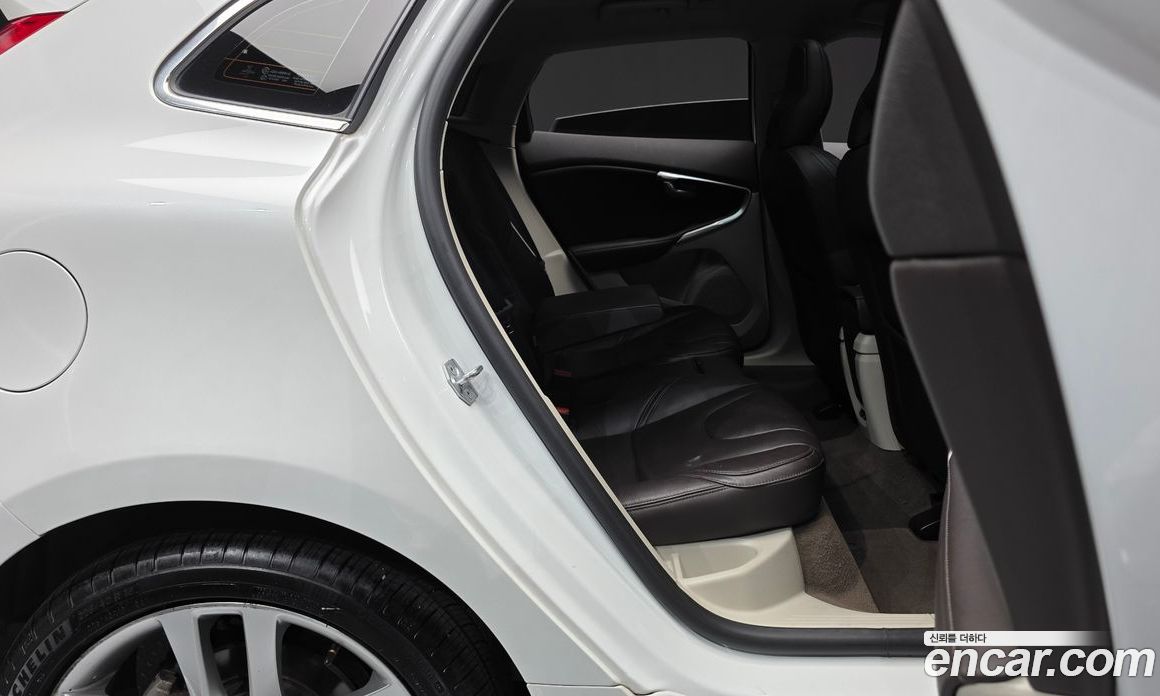 Volvo V40 фото 12