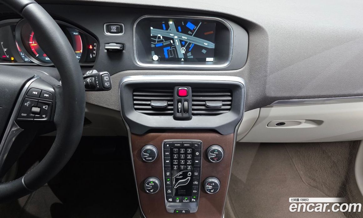 Volvo V40 фото 14