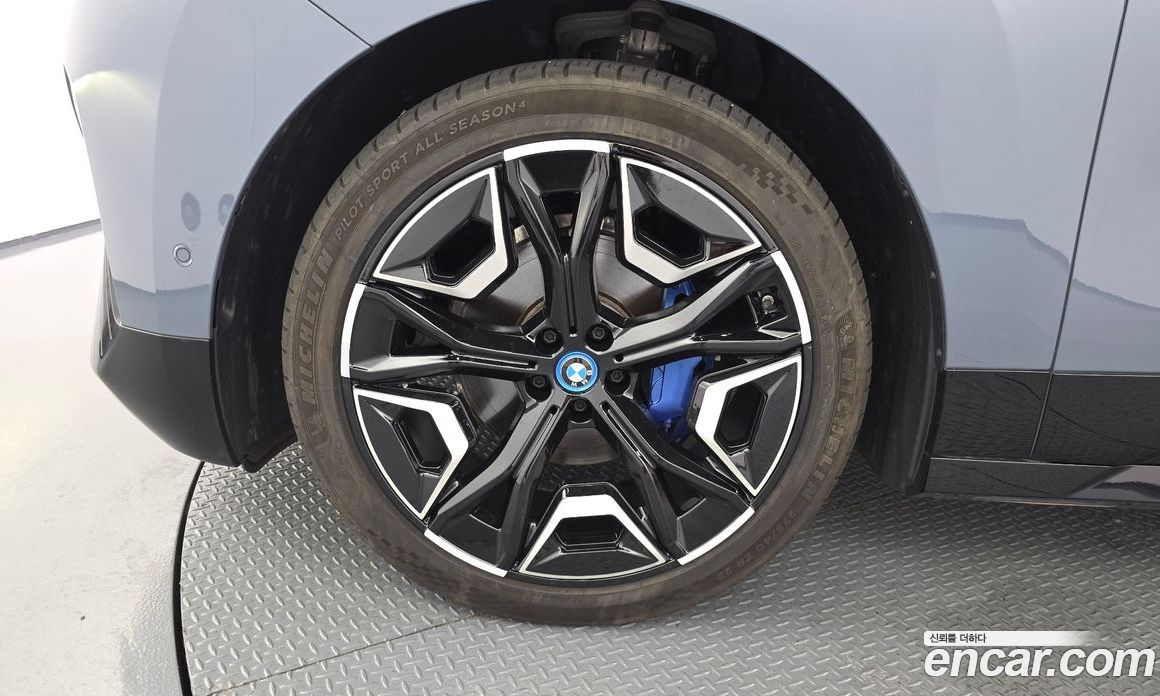 BMW iX фото 5
