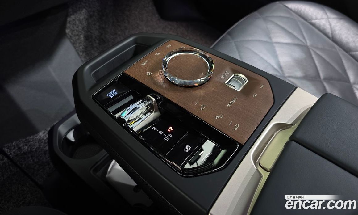 BMW iX фото 9