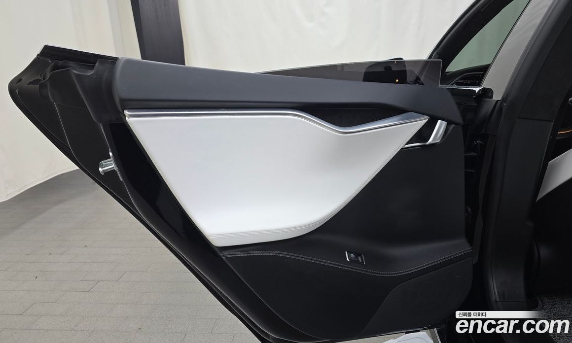 Tesla Model S фото 25