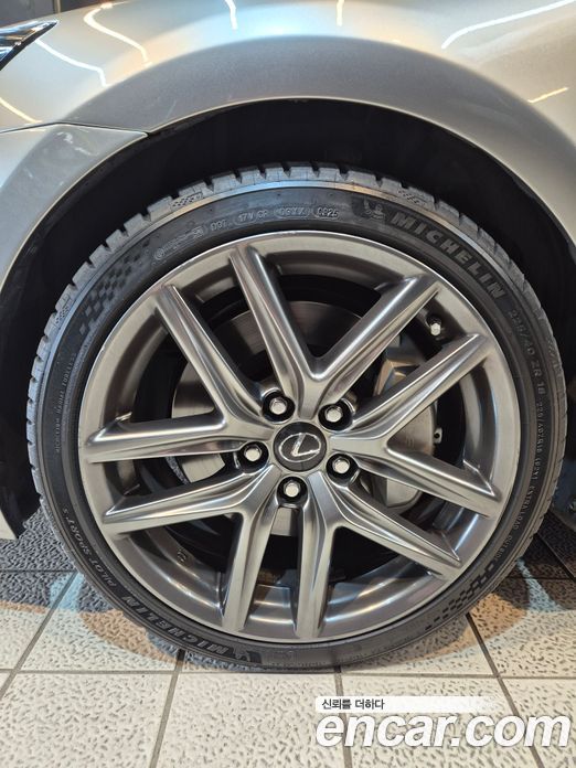 Lexus IS200t фото 7
