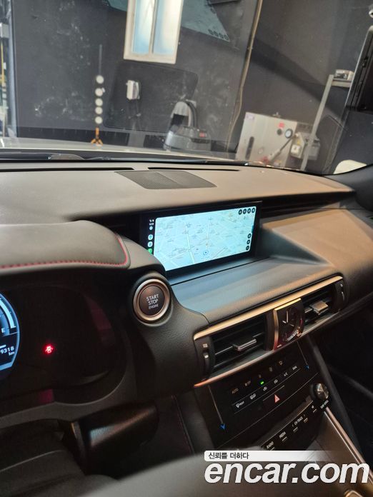 Lexus IS200t фото 9