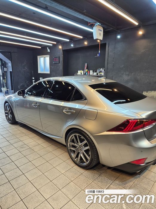 Lexus IS200t фото 13