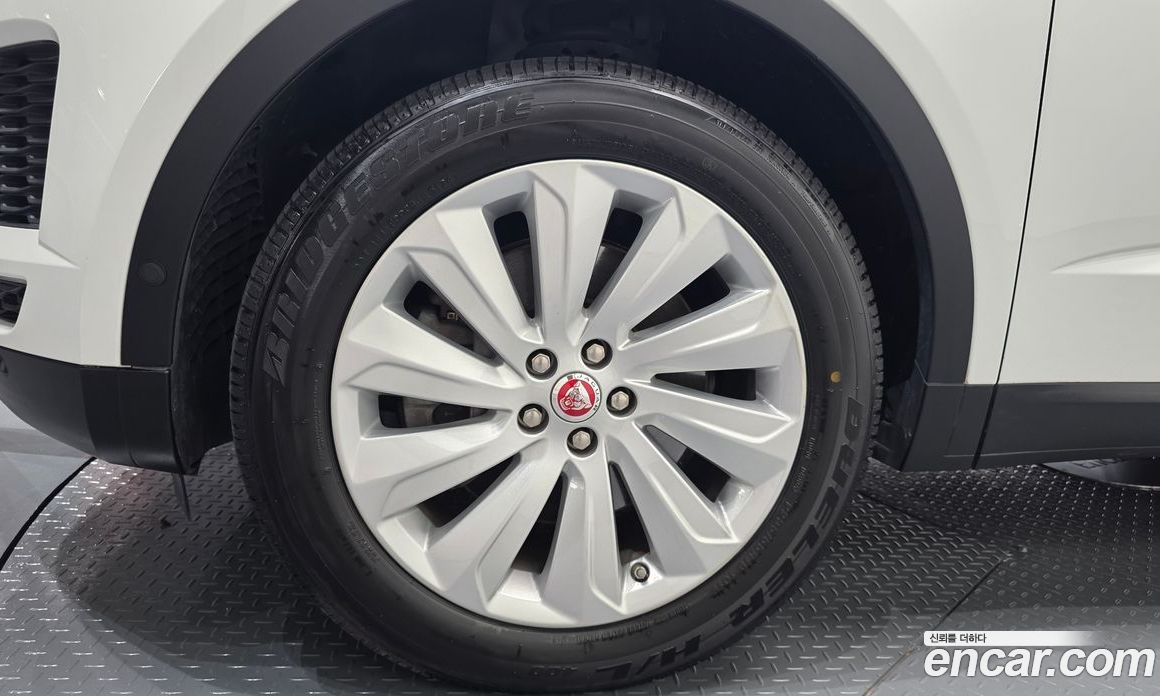 Jaguar E-PACE фото 5