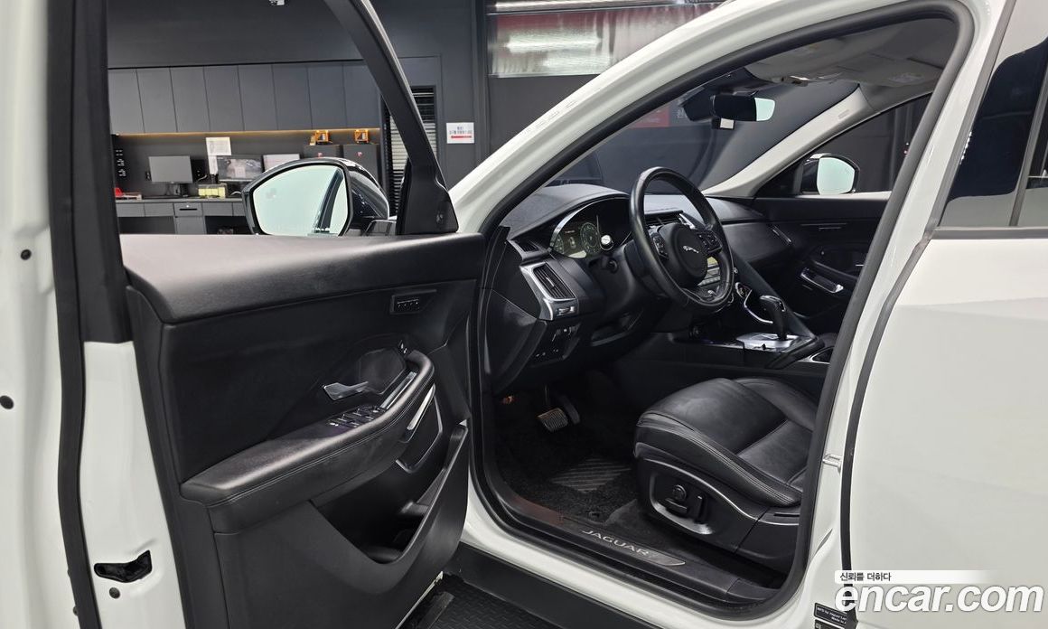 Jaguar E-PACE фото 10